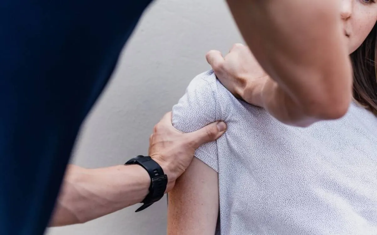 Shoulder impingement from desk posture: causes, exercises and fixes